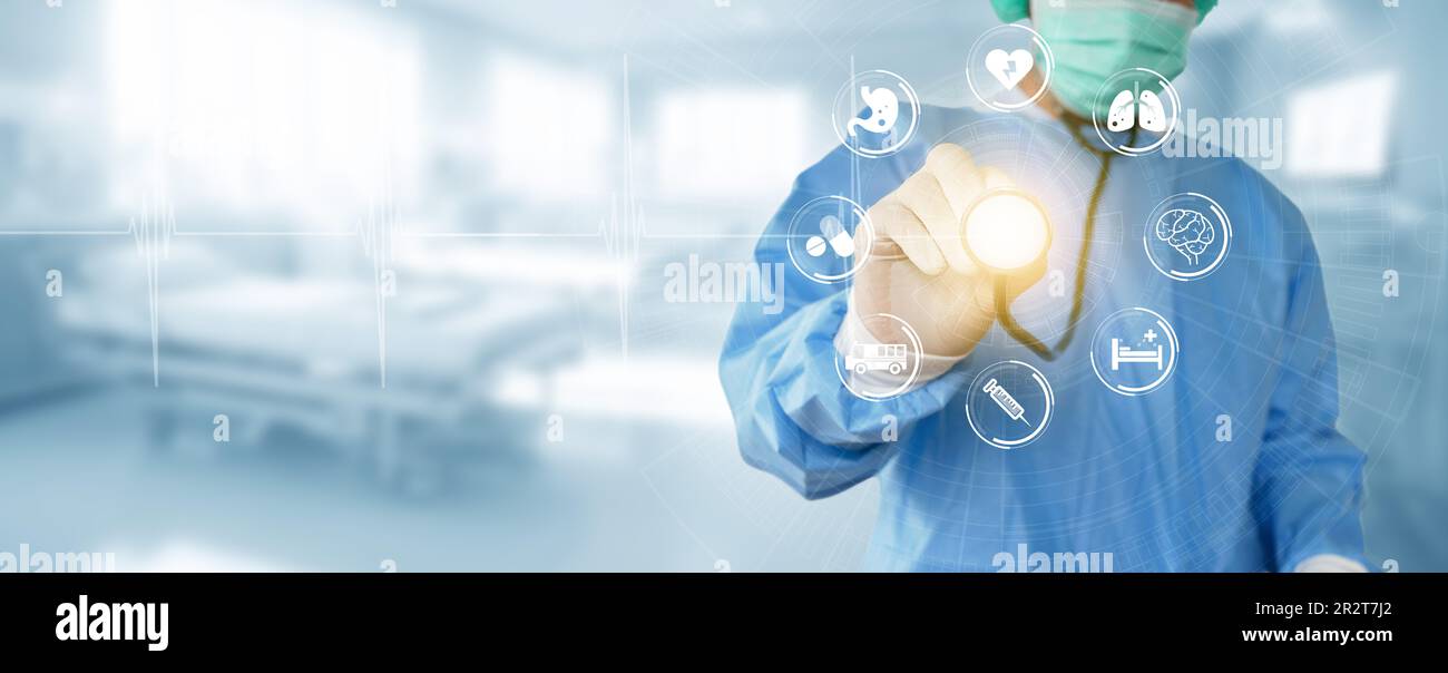 Medico di medicina tiene uno stetoscopio in mano ed esamina varie icone di rete medica connesse attraverso una moderna tecnologia di interfaccia virtuale. Foto Stock