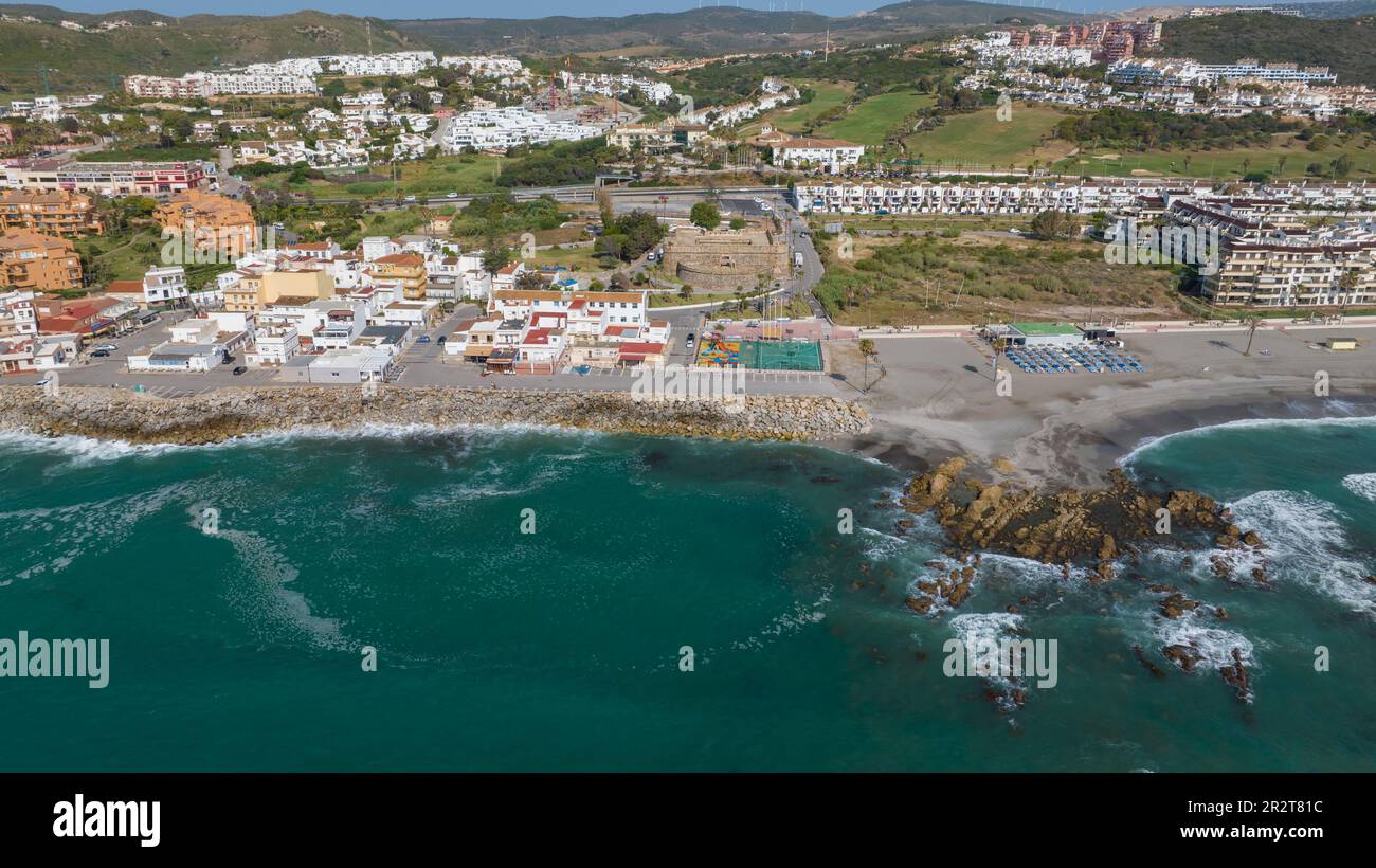 Duquesa o spiaggia del castello sulla costa di Manilva, Andalusia Foto Stock