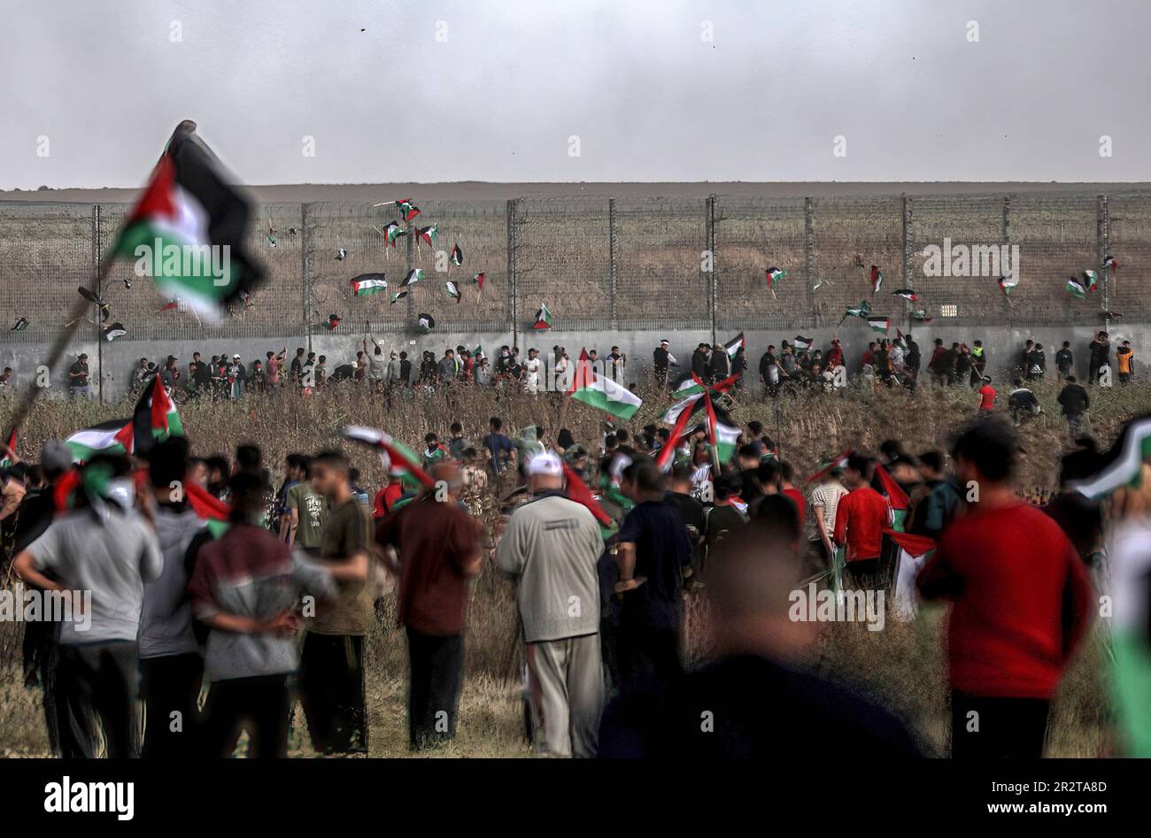 Gaza, Palestina. 18th maggio, 2023. I palestinesi si battono bandiere nazionali durante la ''bandiera march'' palestinese lungo il confine con Israele ad est di Gaza City, in risposta alla bandiera israeliana annuale che marca ''Jerusalem Day' (Credit Image: © Yousef Masoud/SOPA Images via ZUMA Press Wire) SOLO PER USO EDITORIALE! Non per USO commerciale! Foto Stock