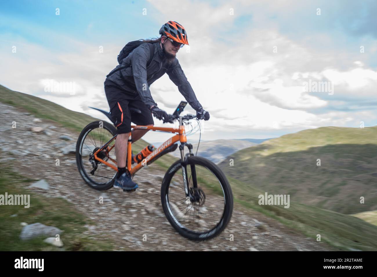 mountain biker ciclind lungo helvellyn montagna, cumbria, zona dei laghi inglese Foto Stock