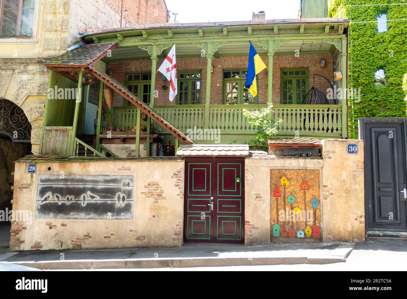 Bandiere georgiane e ucraine su una casa storica nel centro storico di Tbilisi Georgia. Foto Stock