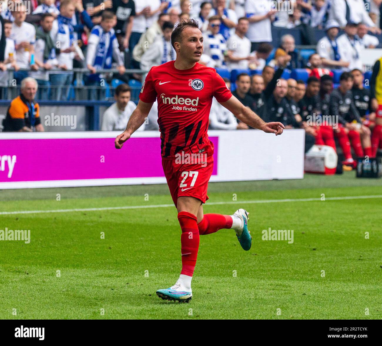 Sport, calcio, Bundesliga, 2022/2023, FC Schalke 04 vs. SG Eintracht Frankfurt 2-2, Veltins Arena Gelsenkirchen, scena della partita, Mario Goetze (SGE), le NORMATIVE DFL VIETANO QUALSIASI USO DI FOTOGRAFIE COME SEQUENZE DI IMMAGINI E/O QUASI-VIDEO Foto Stock