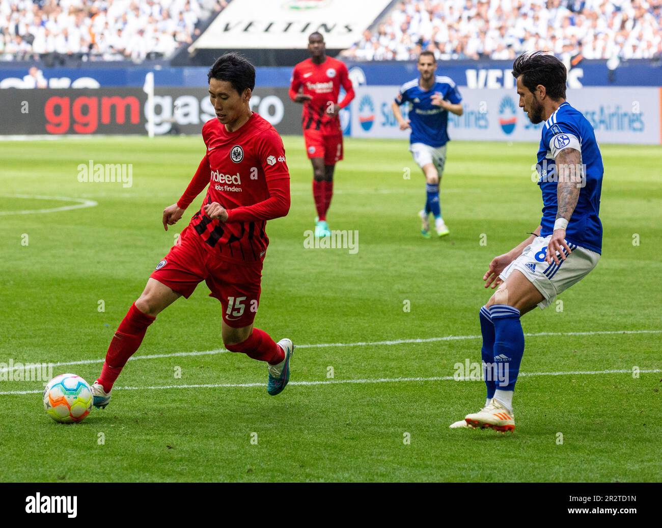 Sport, calcio, Bundesliga, 2022/2023, FC Schalke 04 vs. SG Eintracht Frankfurt 2-2, Veltins Arena Gelsenkirchen, scena della partita, Daichi Kamada (SGE) a sinistra e Danny Latza (S04), LE NORMATIVE DFL VIETANO QUALSIASI USO DI FOTOGRAFIE COME SEQUENZE DI IMMAGINI E/O QUASI-VIDEO Foto Stock