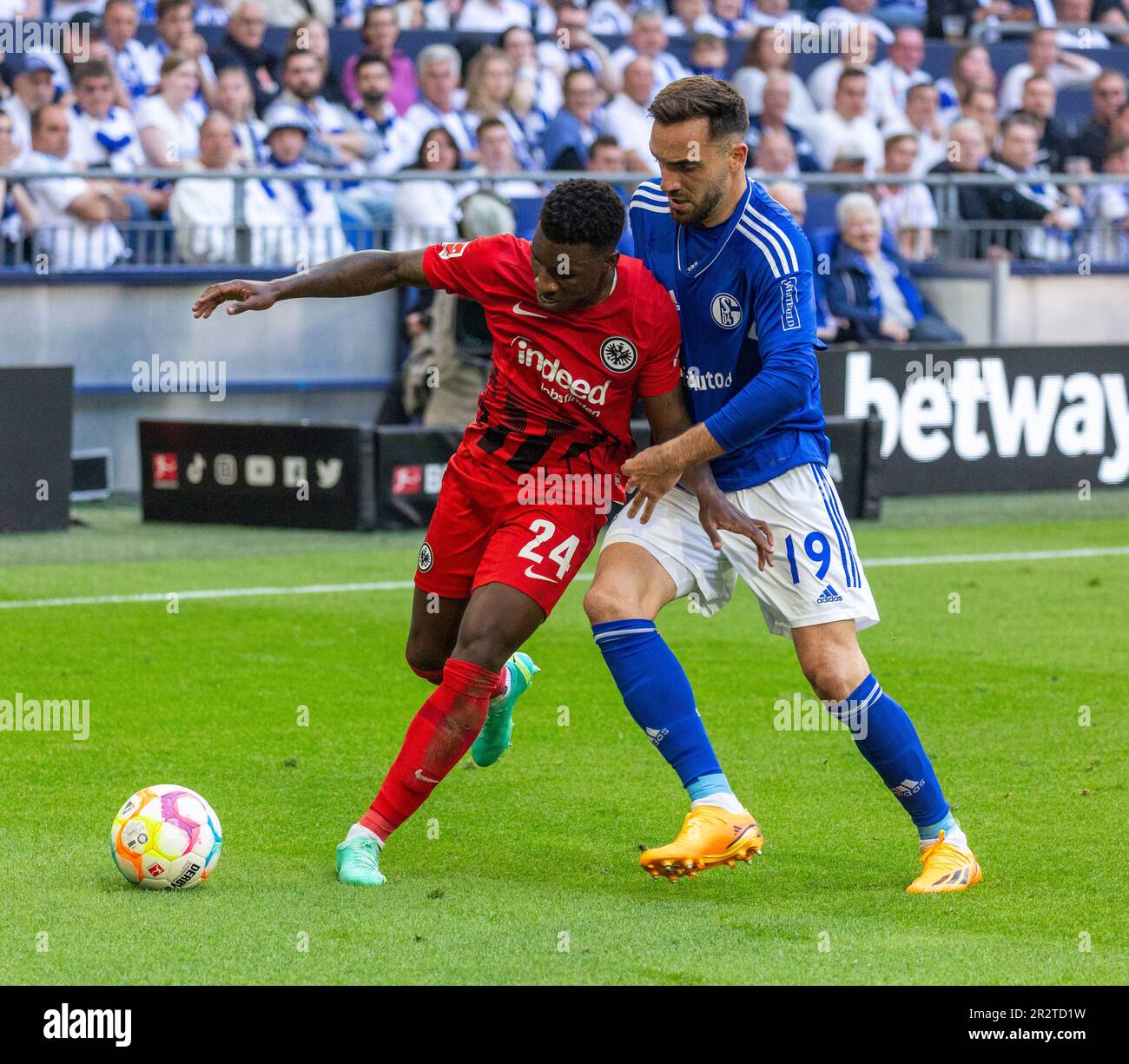 Sports, football, Bundesliga, 2022/2023, FC Schalke 04 vs. SG Eintracht Frankfurt 2-2, Veltins Arena Gelsenkirchen, scena della partita, Aurelio Gabriel Ulineia Buta (SGE) a sinistra e Kenan Karaman (S04), LE NORMATIVE DFL VIETANO QUALSIASI USO DI FOTOGRAFIE COME SEQUENZE DI IMMAGINI E/O QUASI-VIDEO Foto Stock
