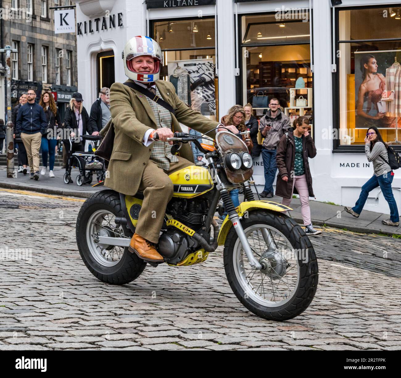 Edimburgo, Scozia, Regno Unito, 21st maggio 2023. Distinguished Gentlemen’s Ride: Gli appassionati di motociclette si vestono con i loro abiti migliori per guidare le motociclette attraverso il centro della città per raccogliere fondi e sensibilizzare sul cancro alla prostata e sulla salute mentale degli uomini. Credit: Sally Anderson/Alamy Live News Foto Stock