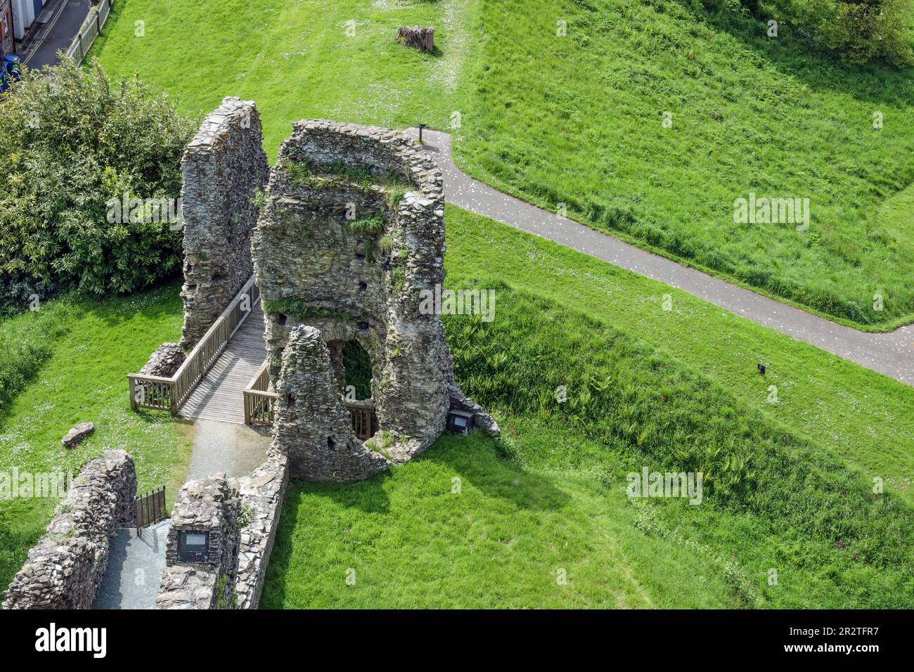 Il Gatehouse ai piedi del tumulo, visto dal mastio del castello di Launceston un antico monumento in Cornovaglia Foto Stock