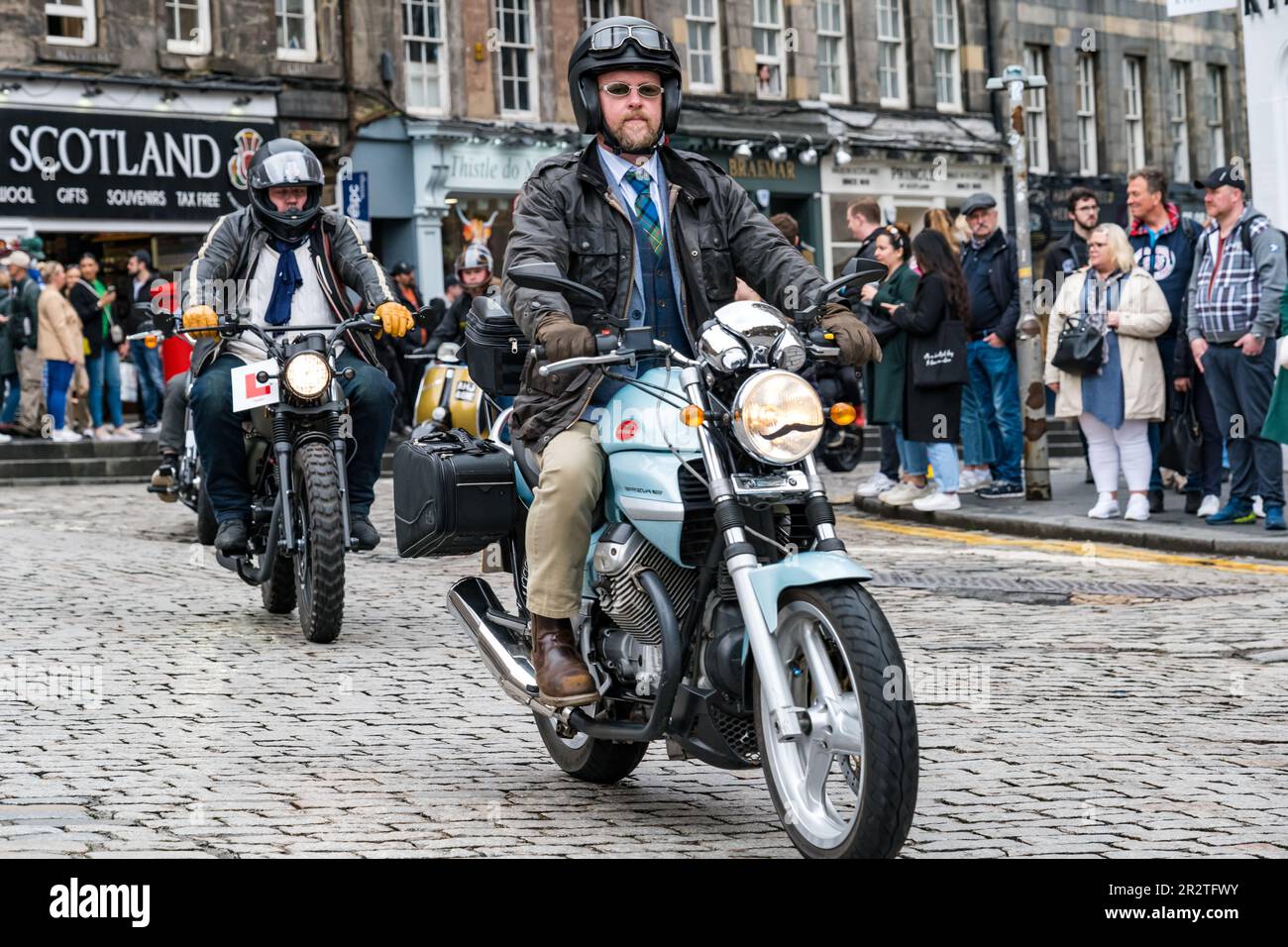 Edimburgo, Scozia, Regno Unito, 21st maggio 2023. Distinguished Gentlemen’s Ride: Gli appassionati di motociclette si vestono con i loro abiti migliori per guidare le motociclette attraverso il centro della città per raccogliere fondi e sensibilizzare sul cancro alla prostata e sulla salute mentale degli uomini. Credit: Sally Anderson/Alamy Live News Foto Stock