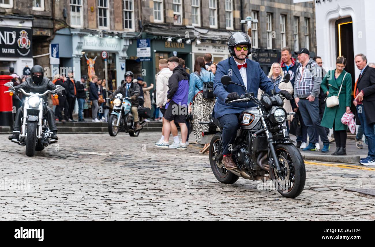 Edimburgo, Scozia, Regno Unito, 21st maggio 2023. Distinguished Gentlemen’s Ride: Gli appassionati di motociclette si vestono con i loro abiti migliori per guidare le motociclette attraverso il centro della città per raccogliere fondi e sensibilizzare sul cancro alla prostata e sulla salute mentale degli uomini. Credit: Sally Anderson/Alamy Live News Foto Stock