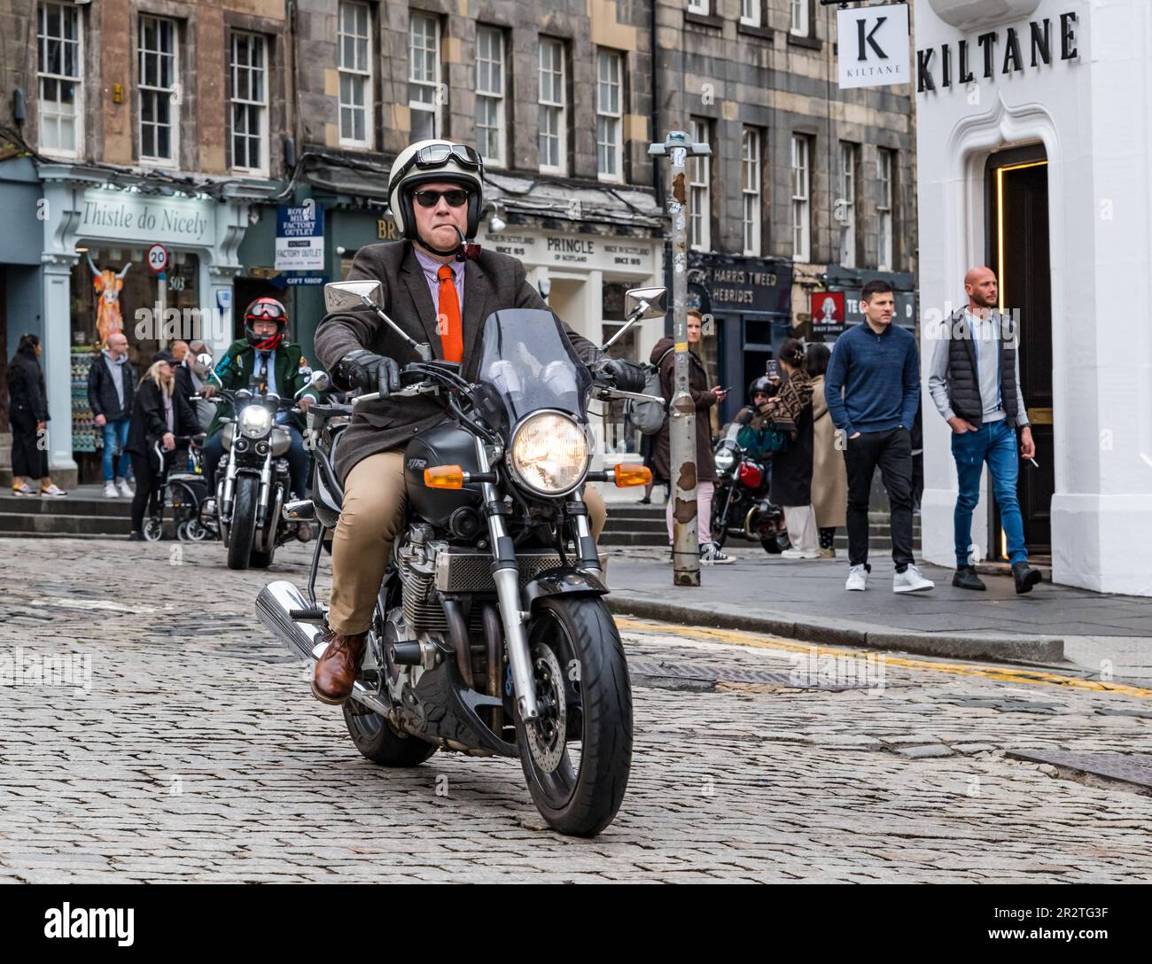 Edimburgo, Scozia, Regno Unito, 21st maggio 2023. Distinguished Gentlemen’s Ride: Gli appassionati di motociclette si vestono con i loro abiti migliori per guidare le motociclette attraverso il centro della città per raccogliere fondi e sensibilizzare sul cancro alla prostata e sulla salute mentale degli uomini. Credit: Sally Anderson/Alamy Live News Foto Stock