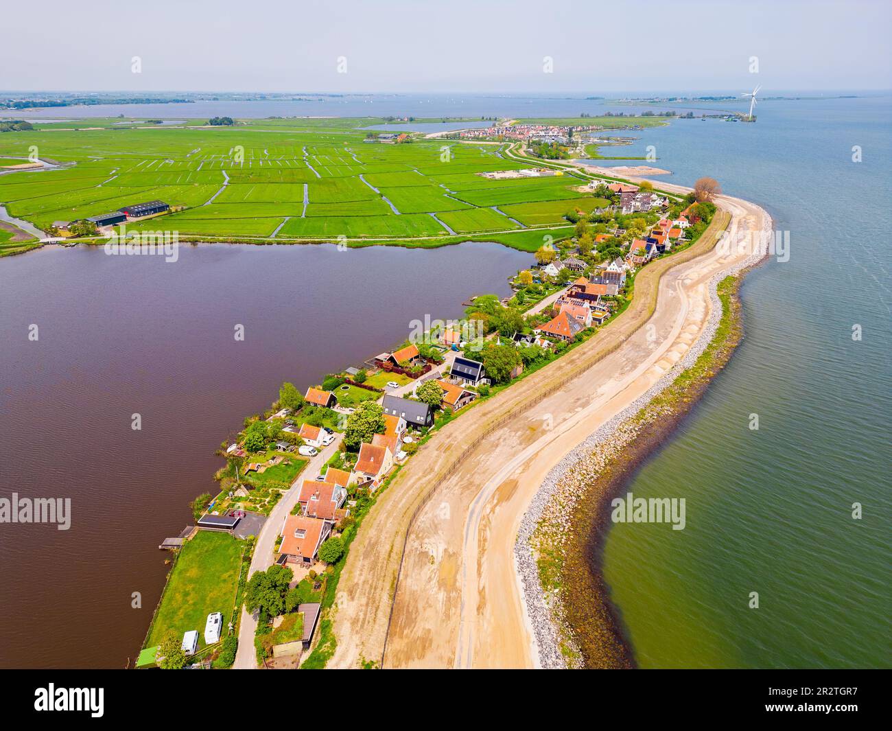 Angolo alto Drone punto di vista sul piccolo villaggio di Uitdam, Paesi Bassi, appena a nord della capitale Amsterdam Foto Stock
