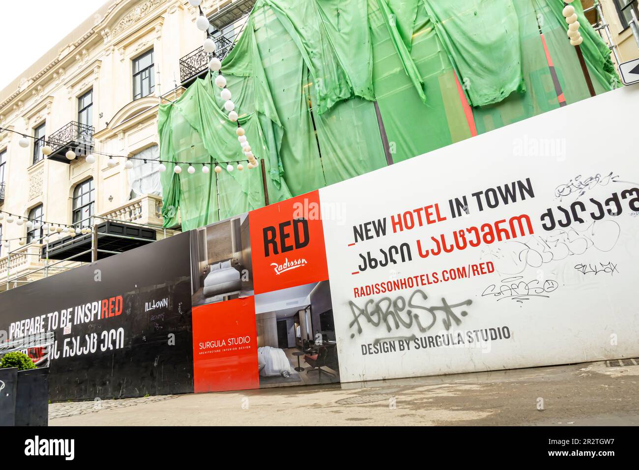 Cantiere Radisson Red. Nuovo hotel nella citta' di Tbilisi, Georgia. Banner con informazioni sull'annuncio Foto Stock