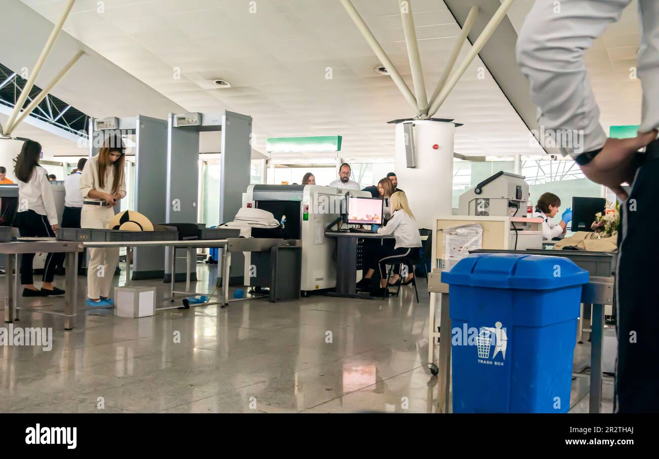 Screening di sicurezza del bagaglio a mano prima dell'ingresso ai cancelli, all'Aeroporto Internazionale di Tbilisi, TBS, Tbilisi, Georgia. Aeroporto di controllo bagagli. Foto Stock