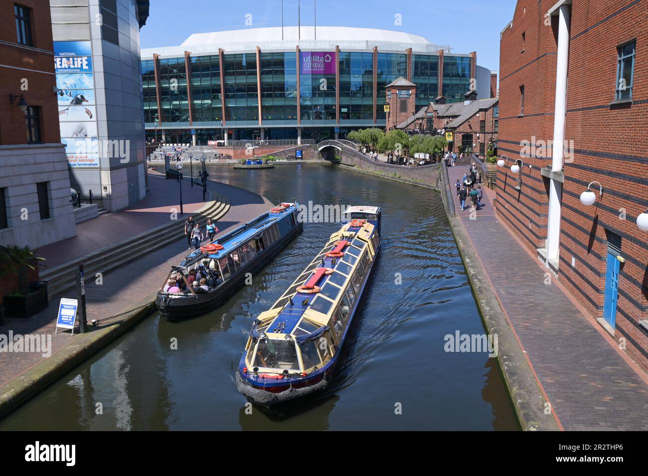 Brindleyplace, Birmingham, 21st maggio 2023 - i visitatori del centro di Birmingham hanno goduto di temperature che hanno raggiunto i 21 gradi Celcius mentre il tempo inizia a girare verso condizioni più estive. La gente si è divertita a fare gite in barca sui canali e ha usato sedie a sdraio per prendere il sole a Brindleyplace. Anche i kayak sono stati avvistati sui canali mentre altri guardavano dal lato del canale. Credit: Stop Press Media / Alamy Live News Foto Stock