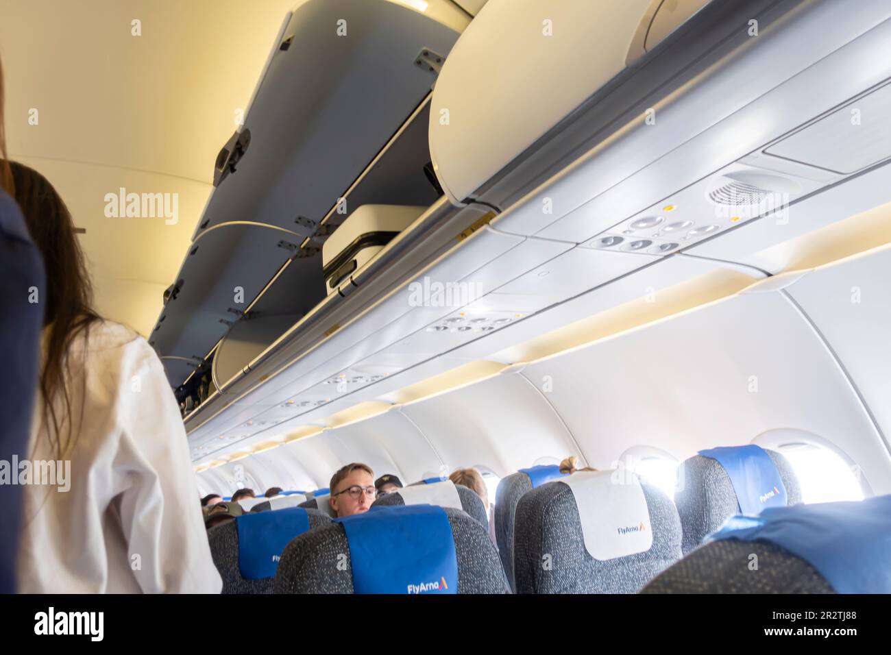 I passeggeri che salitano a bordo dell'aereo Airbus A320 volano Arna Foto Stock
