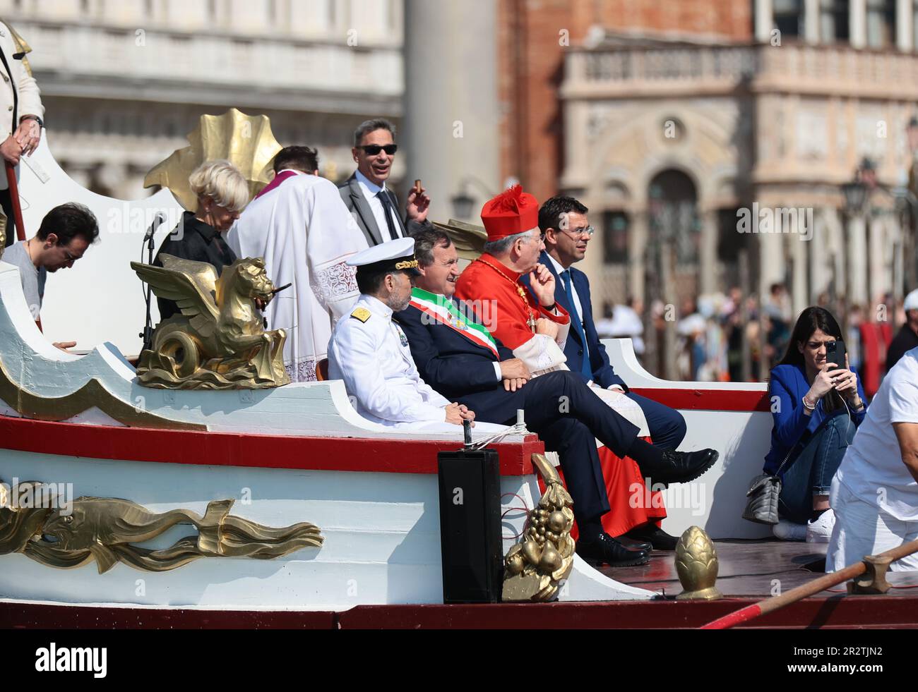 Domenica 21st maggio il comune di Venezia rinnova la sua Unione con il mare in occasione della Festa de la Sensa (Ascensione, 40 giorni dopo Pasqua, che si svolge giovedì 18th maggio ma si celebra la domenica successiva), L'appuntamento tradizionale con il quale la Città celebra l'anniversario legato alla storia della Repubblica Serenissima e riconsolida il suo intimo rapporto con l'acqua. Quest'anno sarà il comune di Longarone, per volontà del sindaco Luigi Brugnaro, a ricevere l'anello di dogal del gemellaggio Adriatico, che sarà restituito dalla città Ucraina di od Foto Stock