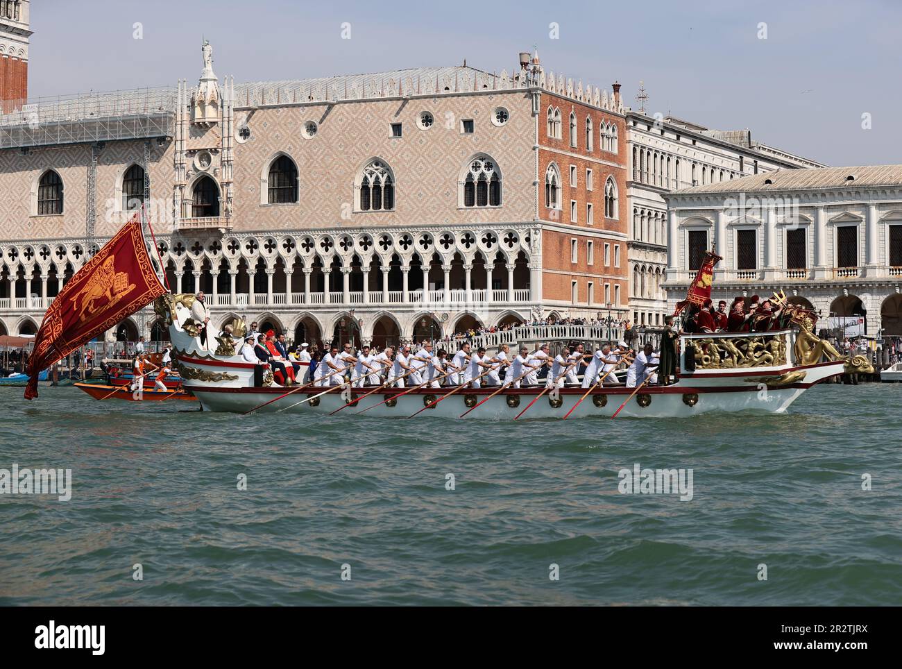 Domenica 21st maggio il comune di Venezia rinnova la sua Unione con il mare in occasione della Festa de la Sensa (Ascensione, 40 giorni dopo Pasqua, che si svolge giovedì 18th maggio ma si celebra la domenica successiva), L'appuntamento tradizionale con il quale la Città celebra l'anniversario legato alla storia della Repubblica Serenissima e riconsolida il suo intimo rapporto con l'acqua. Quest'anno sarà il comune di Longarone, per volontà del sindaco Luigi Brugnaro, a ricevere l'anello di dogal del gemellaggio Adriatico, che sarà restituito dalla città Ucraina di od Foto Stock