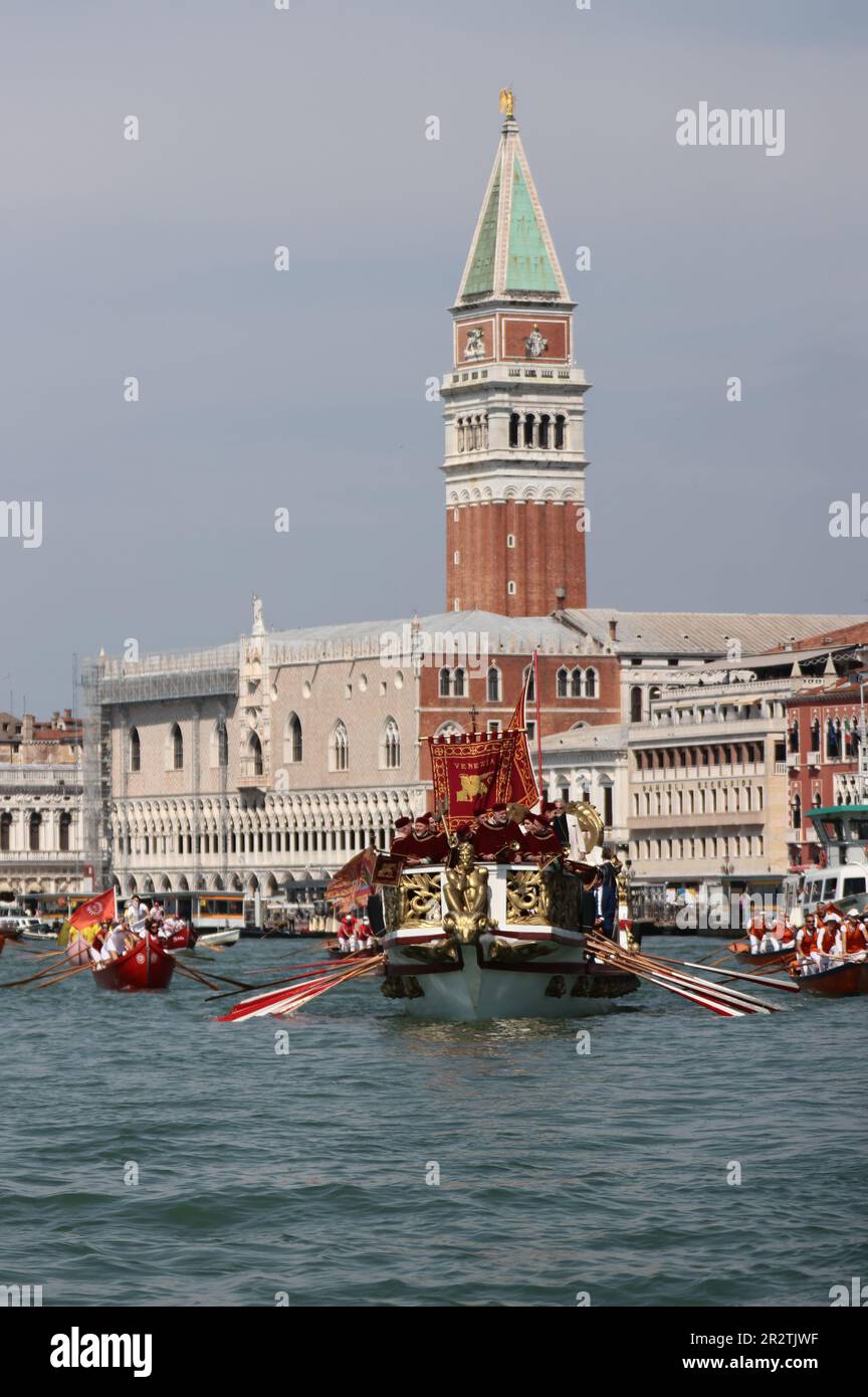 Domenica 21st maggio il comune di Venezia rinnova la sua Unione con il mare in occasione della Festa de la Sensa (Ascensione, 40 giorni dopo Pasqua, che si svolge giovedì 18th maggio ma si celebra la domenica successiva), L'appuntamento tradizionale con il quale la Città celebra l'anniversario legato alla storia della Repubblica Serenissima e riconsolida il suo intimo rapporto con l'acqua. Quest'anno sarà il comune di Longarone, per volontà del sindaco Luigi Brugnaro, a ricevere l'anello di dogal del gemellaggio Adriatico, che sarà restituito dalla città Ucraina di od Foto Stock