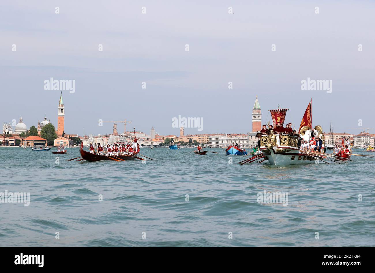 Domenica 21st maggio il comune di Venezia rinnova la sua Unione con il mare in occasione della Festa de la Sensa (Ascensione, 40 giorni dopo Pasqua, che si svolge giovedì 18th maggio ma si celebra la domenica successiva), L'appuntamento tradizionale con il quale la Città celebra l'anniversario legato alla storia della Repubblica Serenissima e riconsolida il suo intimo rapporto con l'acqua. Quest'anno sarà il comune di Longarone, per volontà del sindaco Luigi Brugnaro, a ricevere l'anello di dogal del gemellaggio Adriatico, che sarà restituito dalla città Ucraina di od Foto Stock