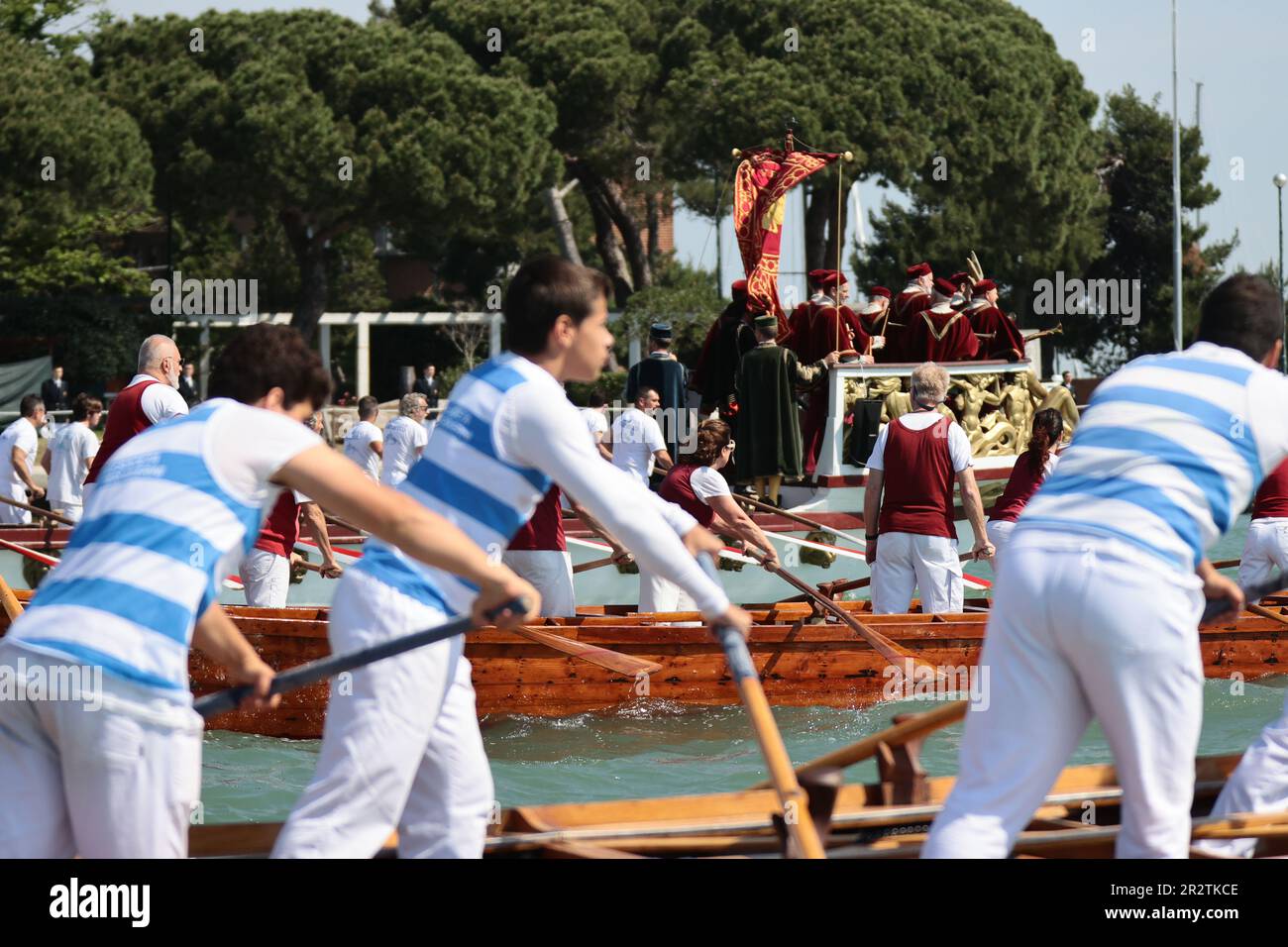 Domenica 21st maggio il comune di Venezia rinnova la sua Unione con il mare in occasione della Festa de la Sensa (Ascensione, 40 giorni dopo Pasqua, che si svolge giovedì 18th maggio ma si celebra la domenica successiva), L'appuntamento tradizionale con il quale la Città celebra l'anniversario legato alla storia della Repubblica Serenissima e riconsolida il suo intimo rapporto con l'acqua. Quest'anno sarà il comune di Longarone, per volontà del sindaco Luigi Brugnaro, a ricevere l'anello di dogal del gemellaggio Adriatico, che sarà restituito dalla città Ucraina di od Foto Stock