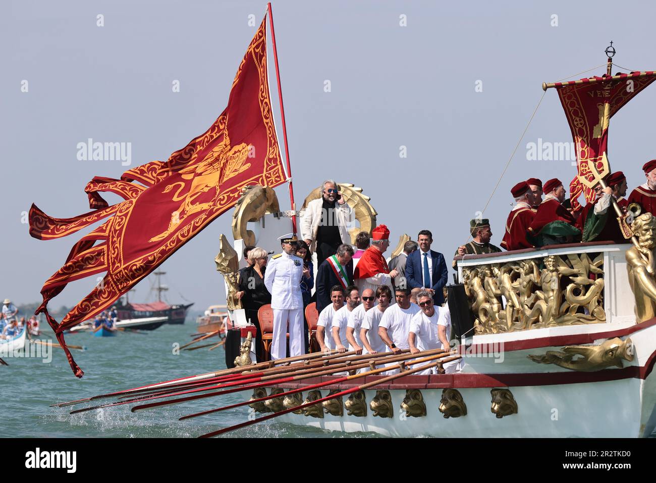 Domenica 21st maggio il comune di Venezia rinnova la sua Unione con il mare in occasione della Festa de la Sensa (Ascensione, 40 giorni dopo Pasqua, che si svolge giovedì 18th maggio ma si celebra la domenica successiva), L'appuntamento tradizionale con il quale la Città celebra l'anniversario legato alla storia della Repubblica Serenissima e riconsolida il suo intimo rapporto con l'acqua. Quest'anno sarà il comune di Longarone, per volontà del sindaco Luigi Brugnaro, a ricevere l'anello di dogal del gemellaggio Adriatico, che sarà restituito dalla città Ucraina di od Foto Stock