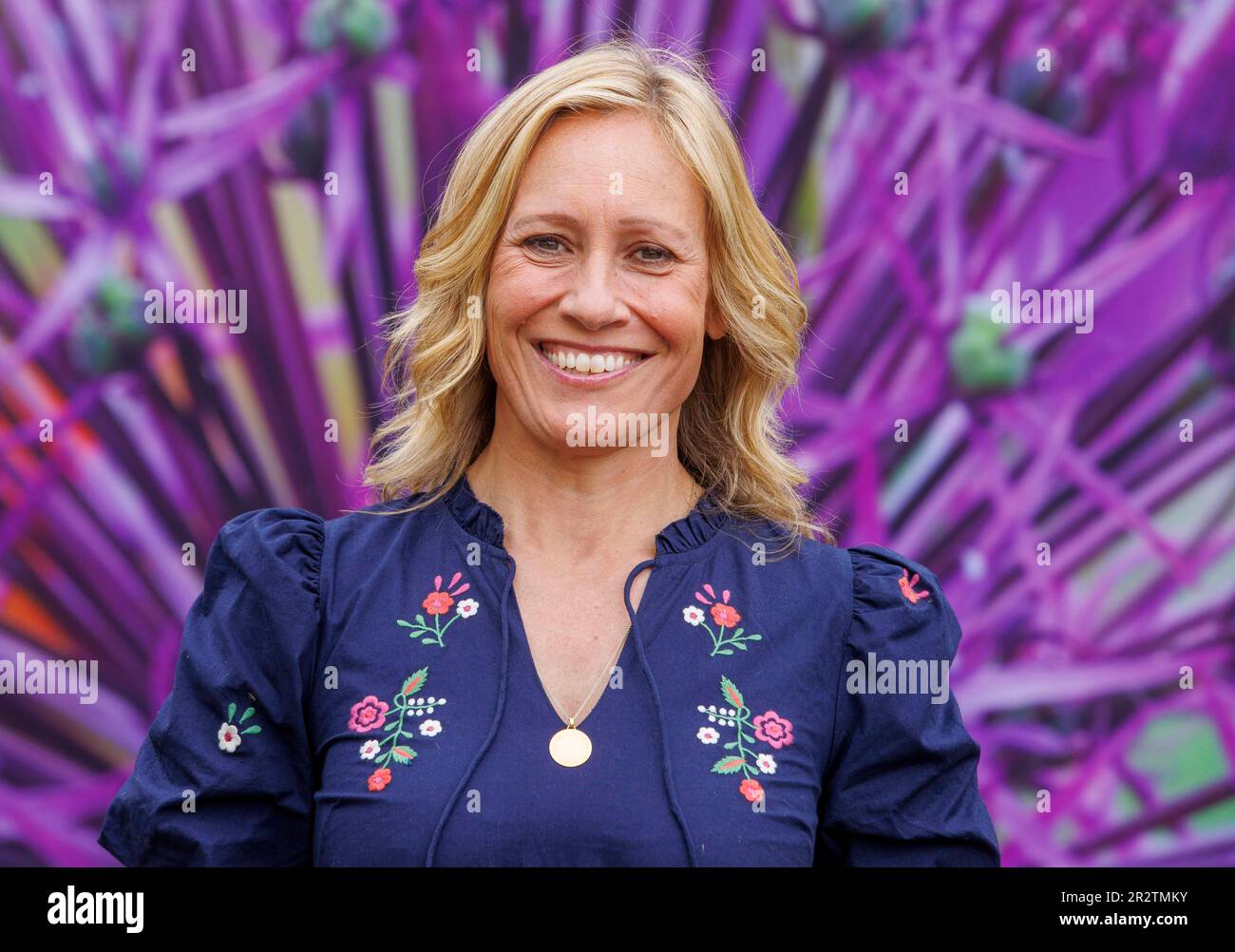 Londra, Regno Unito. 21st Mar, 2023. Newsreader e presentatore, Sophie Raworth. Costruzione finale al RHS Chelsea Flower Show. Gli espositori hanno messo i ritocchi alle loro esposizioni in vista della Giornata della Stampa e della visita di S.A.R. Re Carlo III e della Regina Camilla domani. La Mostra dei Fiori si svolge dal 22nd maggio al 27th maggio. Credit: Karl Black/Alamy Live News Foto Stock