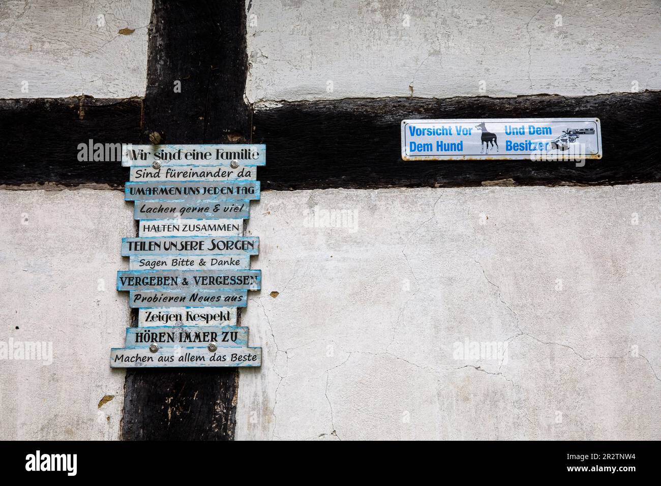 Cartelli con slogan guida su una casa a graticcio nel centro storico di Fischerhude, bassa Sassonia, Germania. Schilder mit Leitspruechen an ei Foto Stock