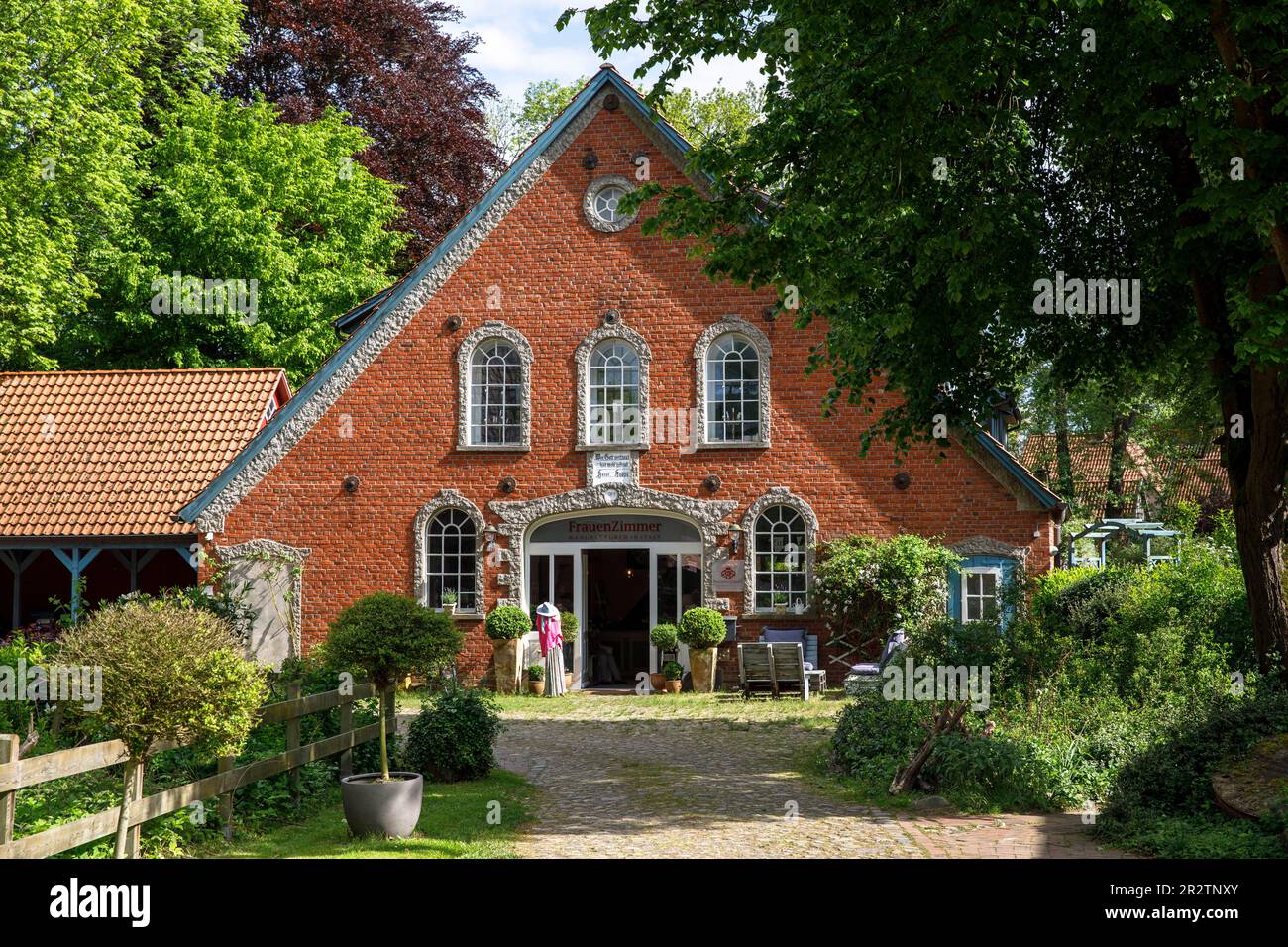 Vecchia casa con negozio di moda nella parte vecchia di Fischerhude, bassa Sassonia, Germania. altes Haus mit Modegeschaeft im alten Ortskern von Fischerhude, N Foto Stock