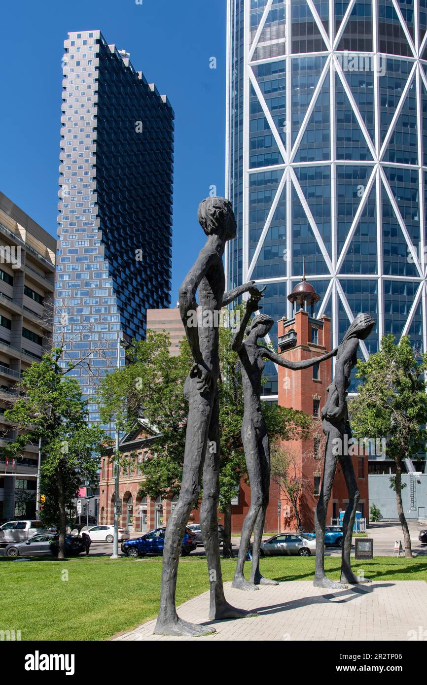 Calgary, AB, Canada-Agosto 2022; Vista verticale della statua della Confraternita dell'Umanità o della Famiglia dell'uomo, disegnata e realizzata da Mario Armen Foto Stock