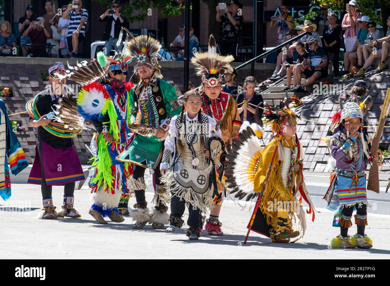 Calgary, AB, Canada-Agosto 2022; primo piano di un gruppo di indiani colorati per una performance culturale indigena all'Olympic Plaza durante il Calgary Stampede Foto Stock