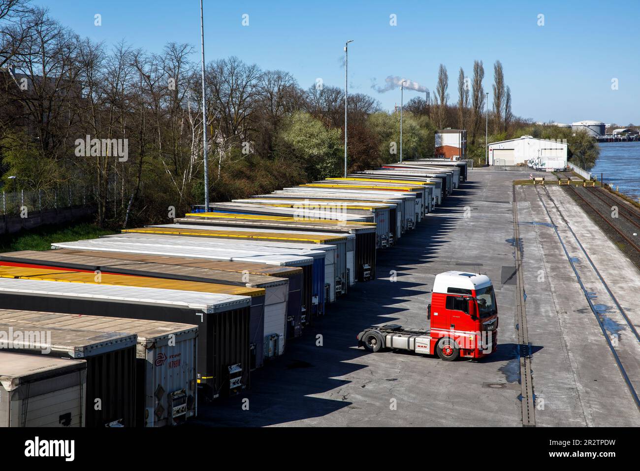 Rimorchi per camion in piedi presso il terminale Westkai nel porto di Niehler, Colonia, Germania. LKW-Anhaenger stehen am Westkai-Terminal im Niehler Hafen, Koeln, Foto Stock