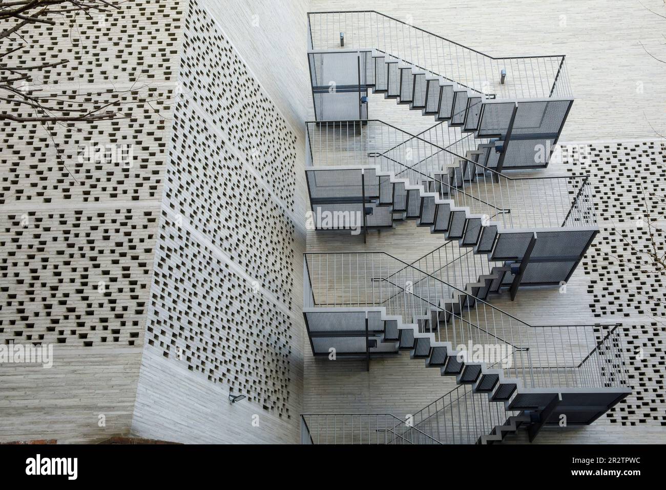 Museo d'arte diocesano Kolumba in città, scala esterna sul retro, architetto Peter Zumthor, Colonia, Germania. Das Erzbischoefliche D Foto Stock