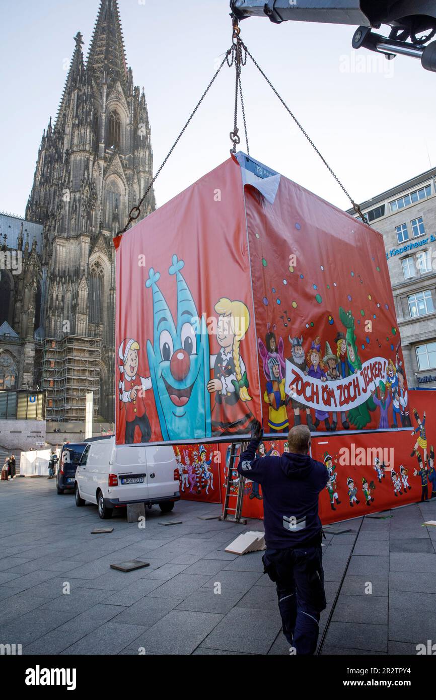 I servizi igienici mobili vestiti con motivi di carnevale sono allestiti per il carnevale di strada di fronte alla stazione principale, la cattedrale, Colonia, Germania. MIT K Foto Stock