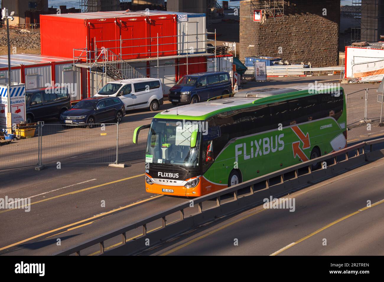 Un Flixbus sulla Autobahn A59 vicino a Leverkusen, Renania settentrionale-Vestfalia, Germania. ein Flixbus auf der Autobahn A59 bei Leverkusen, Nordrhein-Westfalen, Foto Stock