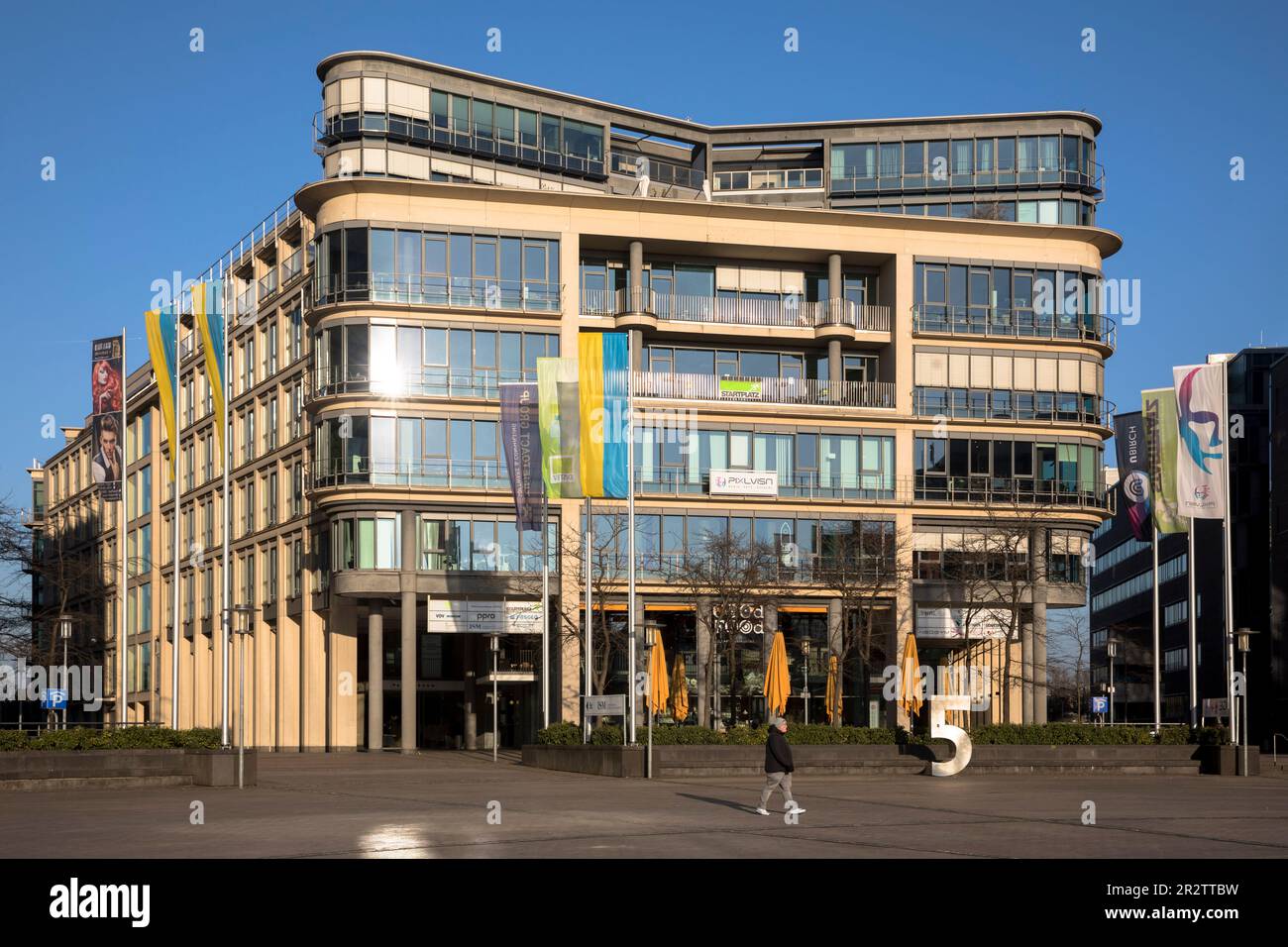 Edificio numero cinque al Mediapark, Colonia, Germania. Gebaeude Nummer 5 im Mediapark, Koeln, Deutschland. Foto Stock