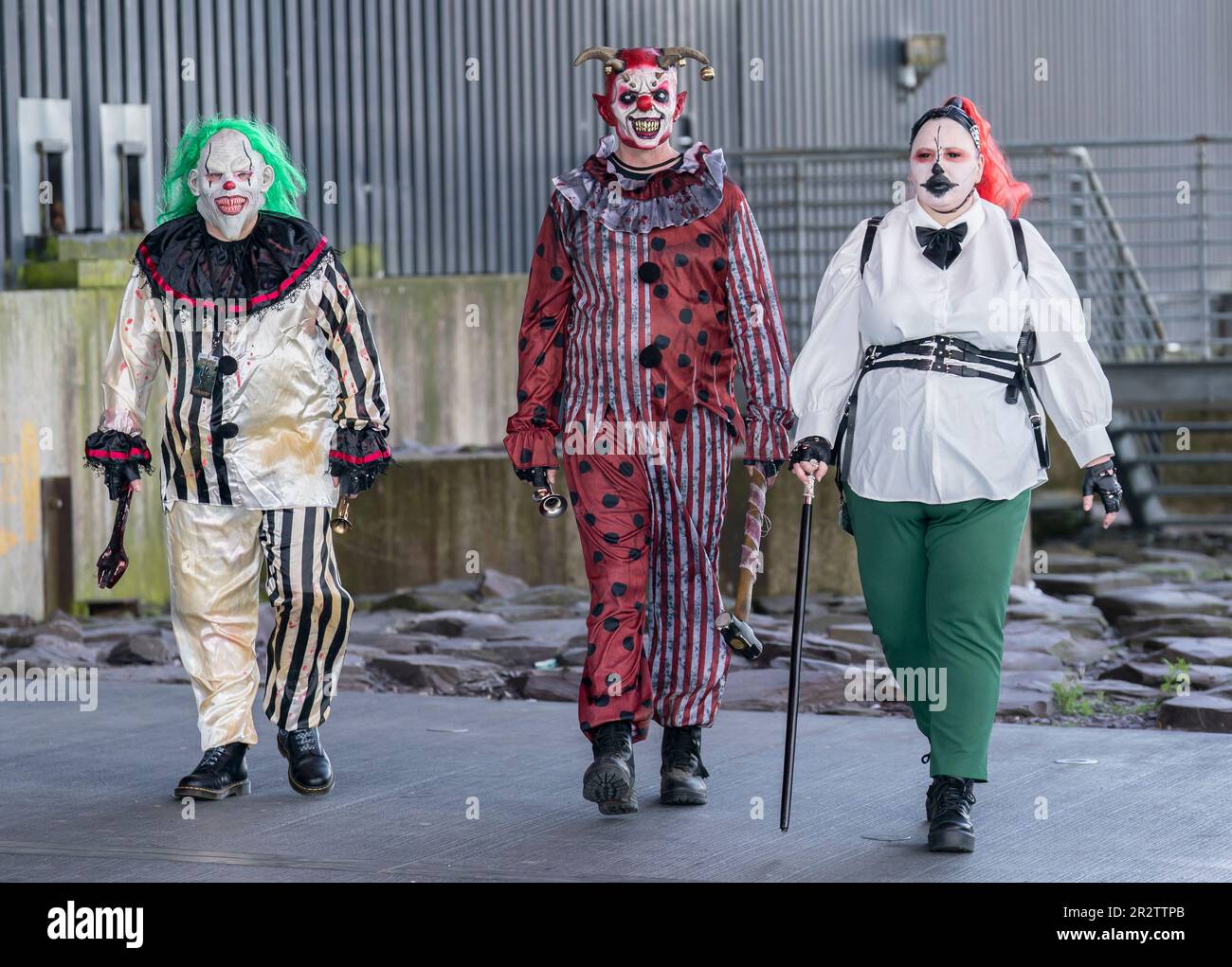 I membri del pubblico vestito in costume arrivano a Horrorcon UK al Magna Science Adventure Centre di Rotherham. Data immagine: Domenica 21 maggio 2023. Foto Stock