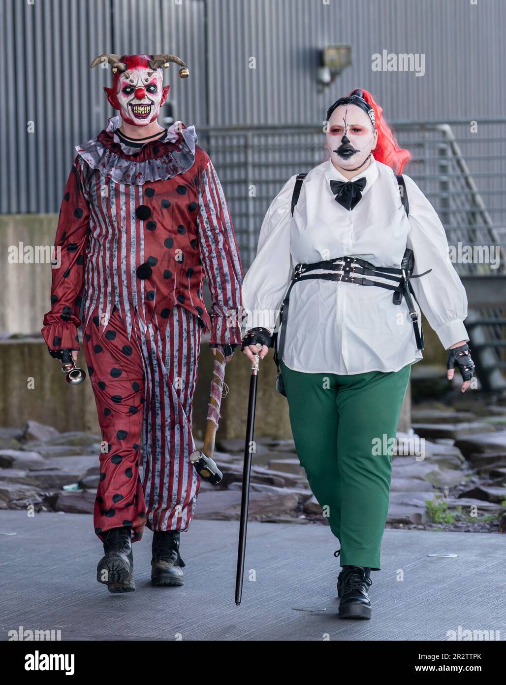 I membri del pubblico vestito in costume arrivano a Horrorcon UK al Magna Science Adventure Centre di Rotherham. Data immagine: Domenica 21 maggio 2023. Foto Stock