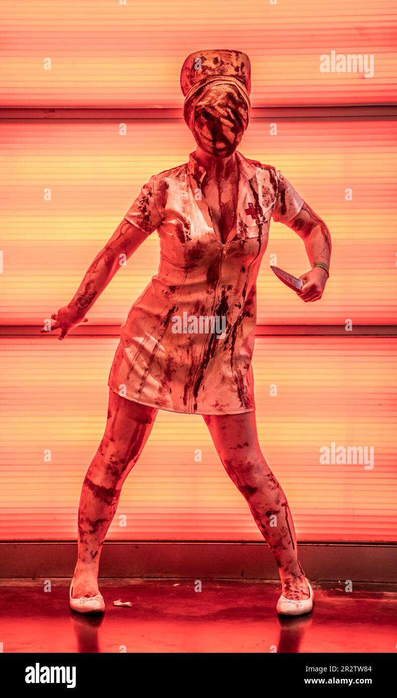 Una donna si veste da infermiera di Silent Hill, durante l'Horrorcon UK al Magna Science Adventure Centre di Rotherham. Data immagine: Domenica 21 maggio 2023. Foto Stock