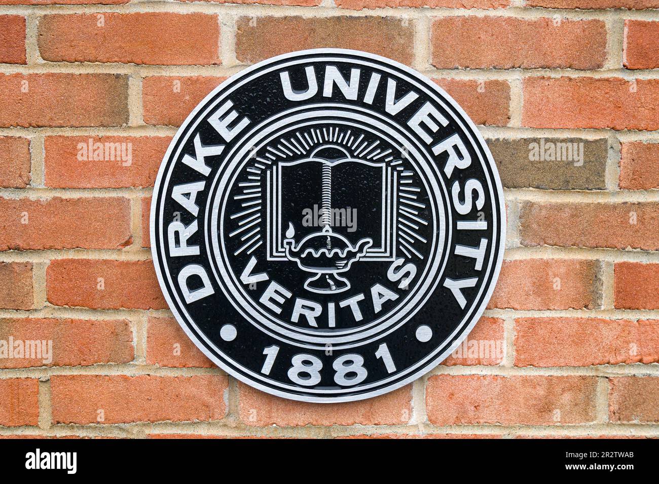 DES MOINES, IA, USA – 5 NOVEMBRE 2022: Logo della scuola Veritas nel campus della Drake University. Foto Stock