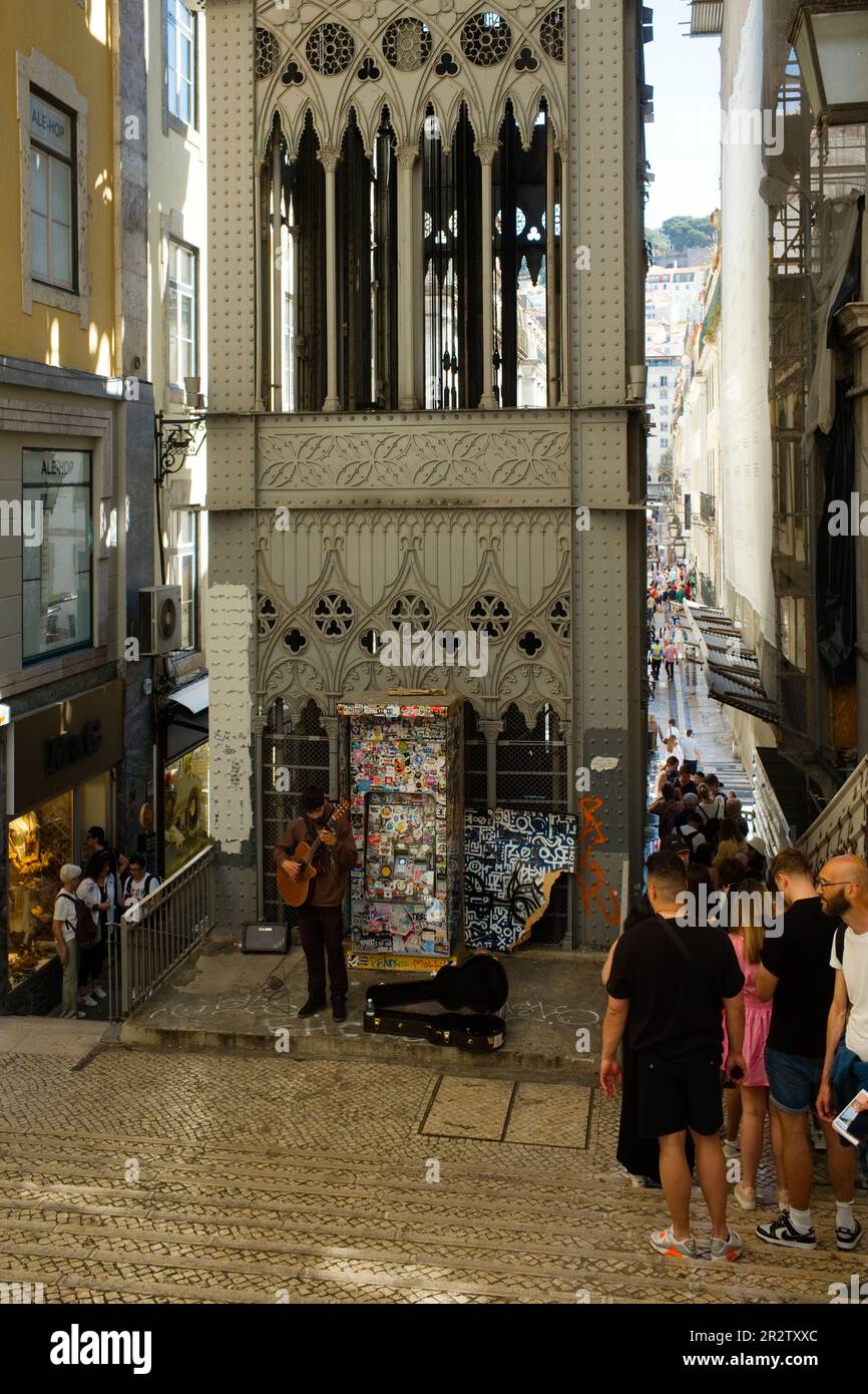 All'ascensore di Santa Justa nel quartiere Chiado di Lisbona c'è spesso una lunga coda Foto Stock