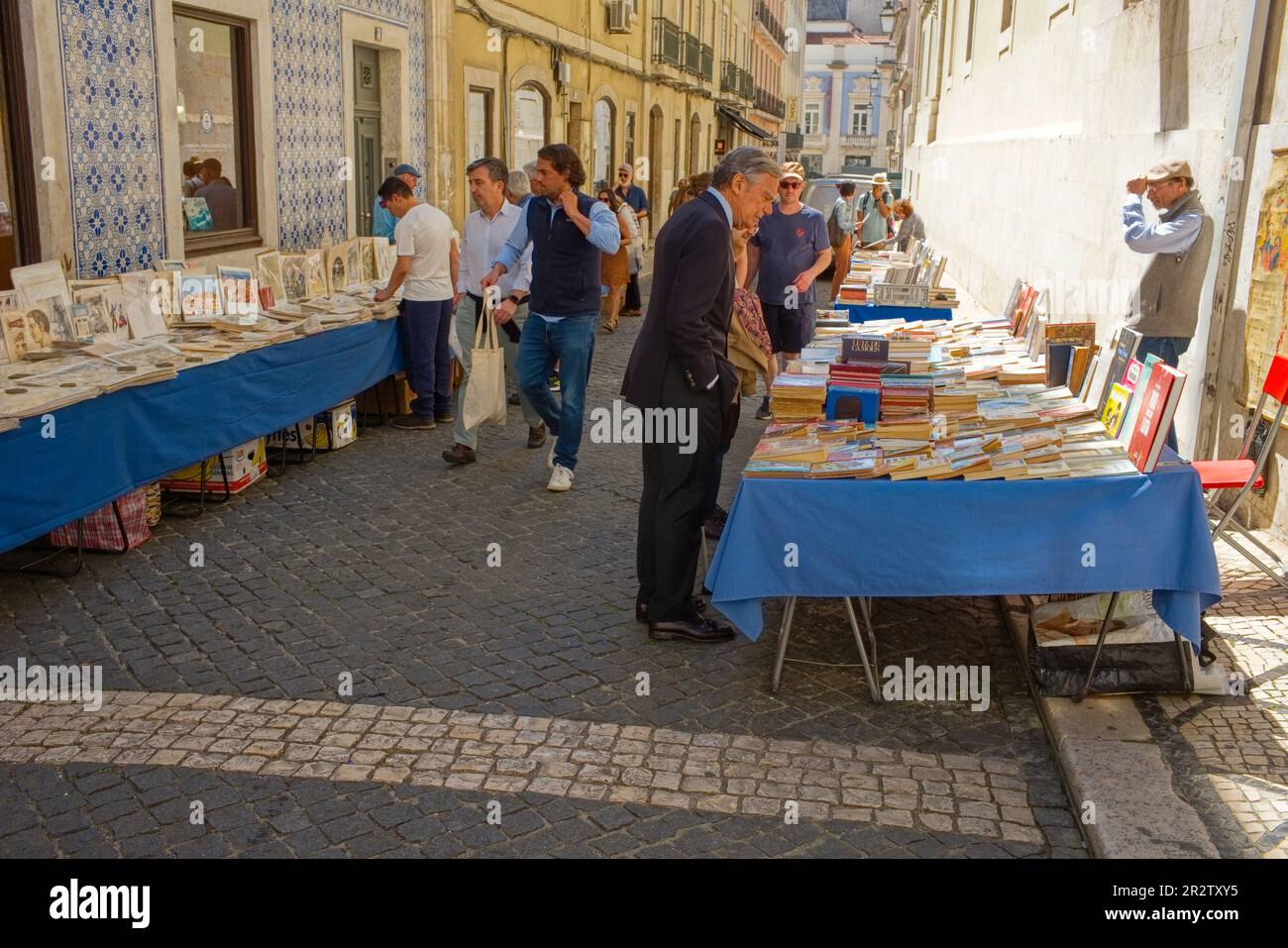 Bancarelle di strada che vendono libri e stampe di seconda mano nel centro di Lisbona Foto Stock