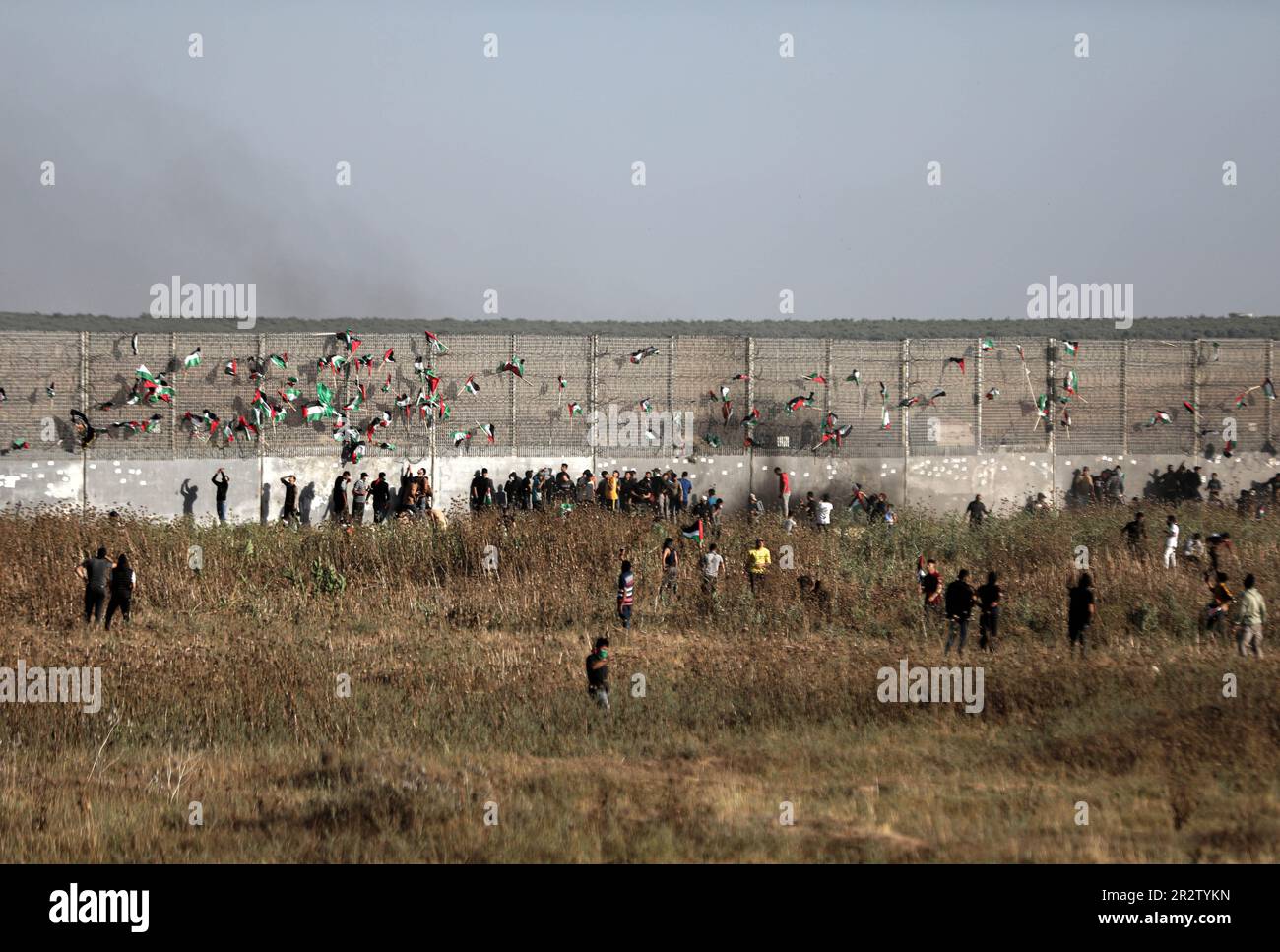 18 maggio 2023: Gaza, Palestina. 18 maggio 2023. Gli scontri avvengono tra le truppe israeliane e i manifestanti palestinesi durante una marcia di bandiera palestinese nella parte orientale di Gaza City, vicino al confine con Israele. I palestinesi hanno alzato la loro bandiera nazionale durante la marcia che è stata organizzata per protestare contro la marcia di bandiera israeliana di estrema destra a Gerusalemme est. Alcuni palestinesi sono stati feriti durante gli scontri a Gaza (Credit Image: © Yousef Mohammed/IMAGESLIVE via ZUMA Press Wire) SOLO PER USO EDITORIALE! Non per USO commerciale! Foto Stock