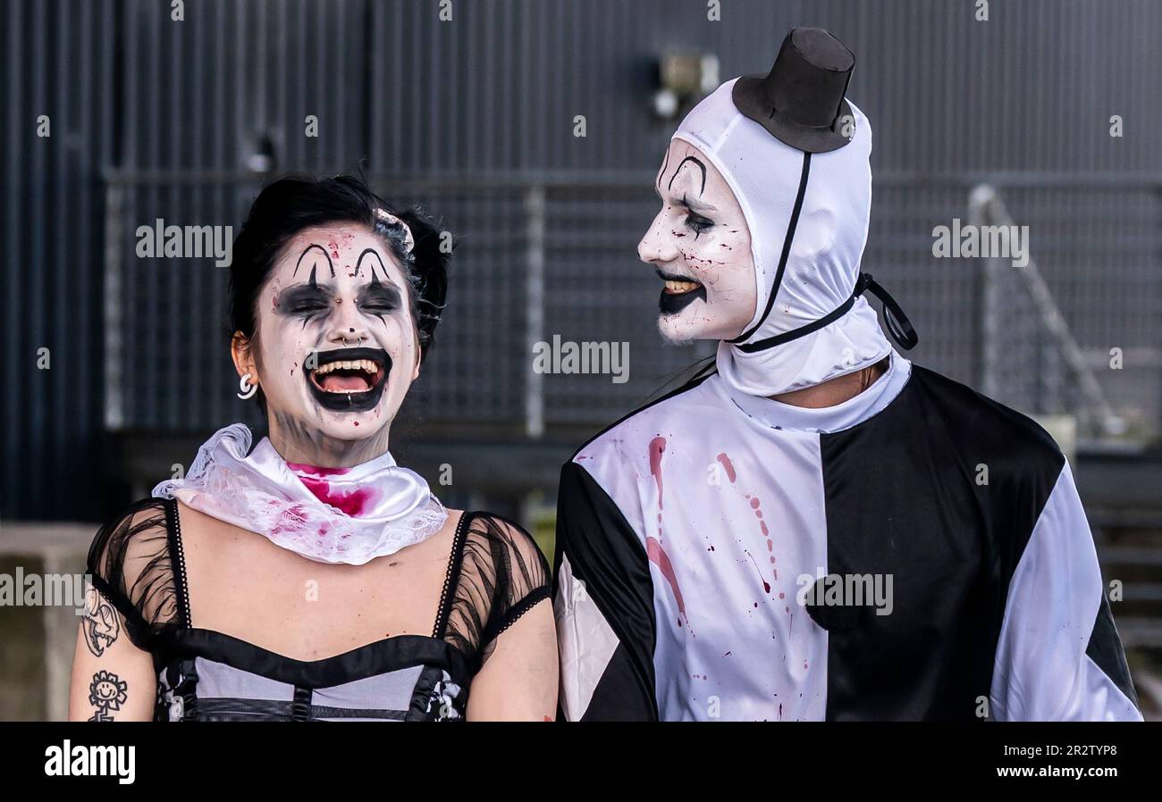 Rachel Rosenberg e Kamil Kaczmarek vestite come ragazza pale e Art the Clown di Terrifier, durante l'Horrorcon UK al Magna Science Adventure Centre di Rotherham. Data immagine: Domenica 21 maggio 2023. Foto Stock