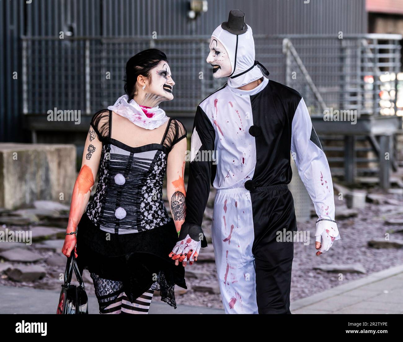 Rachel Rosenberg e Kamil Kaczmarek vestite come ragazza pale e Art the Clown di Terrifier, durante l'Horrorcon UK al Magna Science Adventure Centre di Rotherham. Data immagine: Domenica 21 maggio 2023. Foto Stock