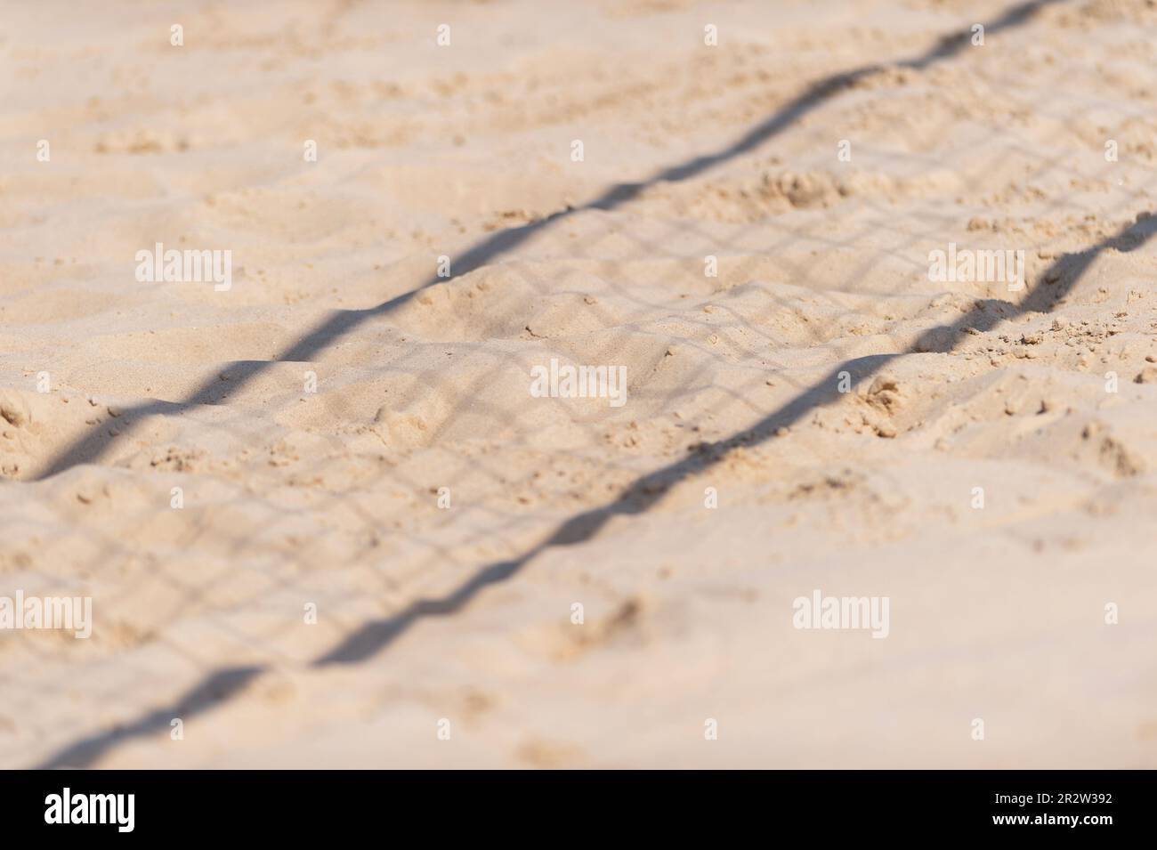 Pallavolo in rete ombre sulla sabbia per il design dello sfondo. Concetto di squadra sportiva. Poster con tema sportivo orizzontale, biglietti d'auguri, intestazioni, sito Web e app Foto Stock