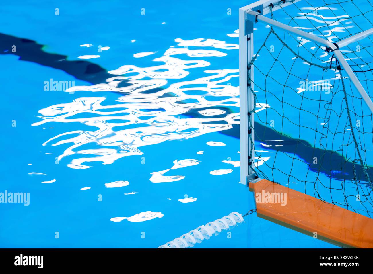 Porte a polo d'acqua sull'acqua della piscina. Poster con tema sportivo orizzontale, biglietti d'auguri, intestazioni, sito Web e app Foto Stock