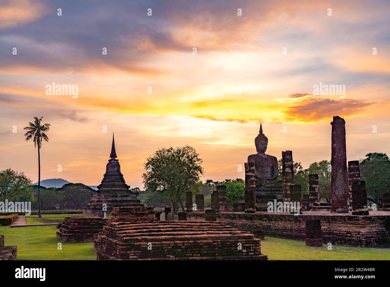 Der zentrale buddhistische Tempel Wat Mahathat bei Sonnenuntergang, UNESCO Welterbe Geschichtspark Sukhothai, Thailandia, Asien | il più centrale i Foto Stock
