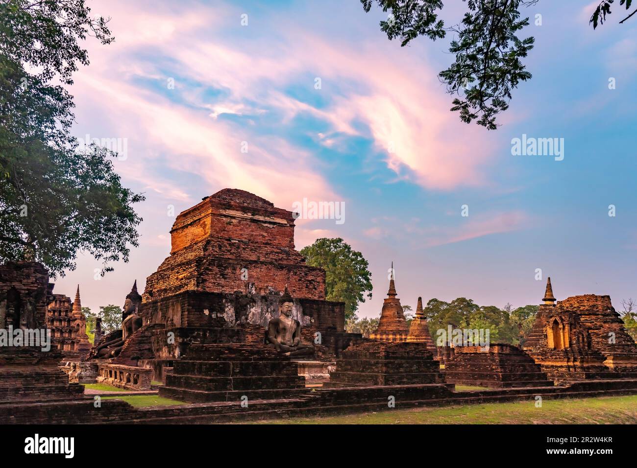 Der zentrale buddhistische Tempel Wat Mahathat bei Sonnenuntergang, UNESCO Welterbe Geschichtspark Sukhothai, Thailandia, Asien | il più centrale i Foto Stock
