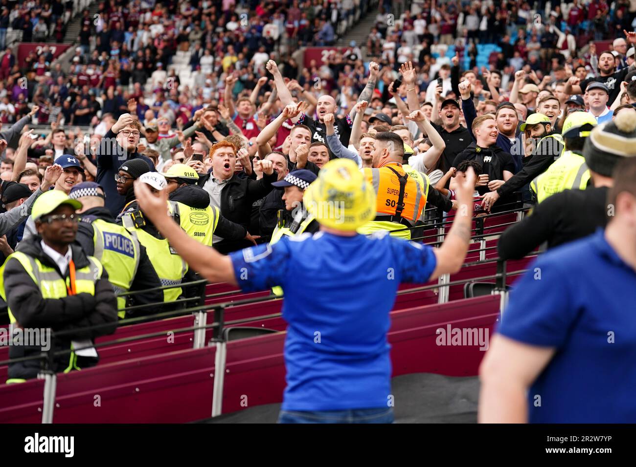 I tifosi del West Ham United e del Leeds United si sono insultati dopo la partita della Premier League al London Stadium. Data immagine: Domenica 21 maggio 2023. Foto Stock