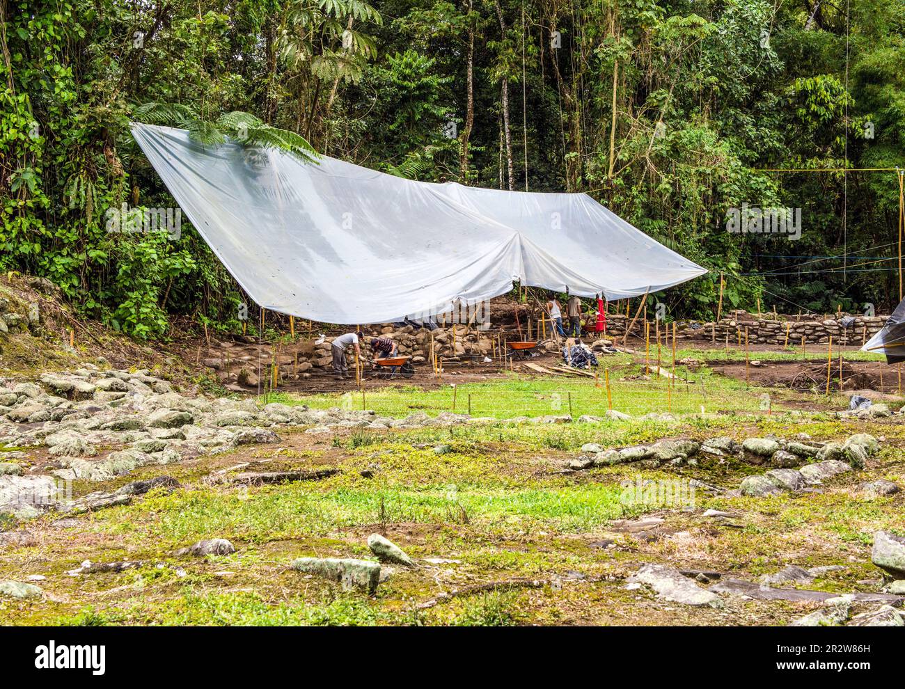 Archeologi che lavorano nel sito precolombiano del Monumento Nazionale di Guayabo, Costa Rica. Foto Stock