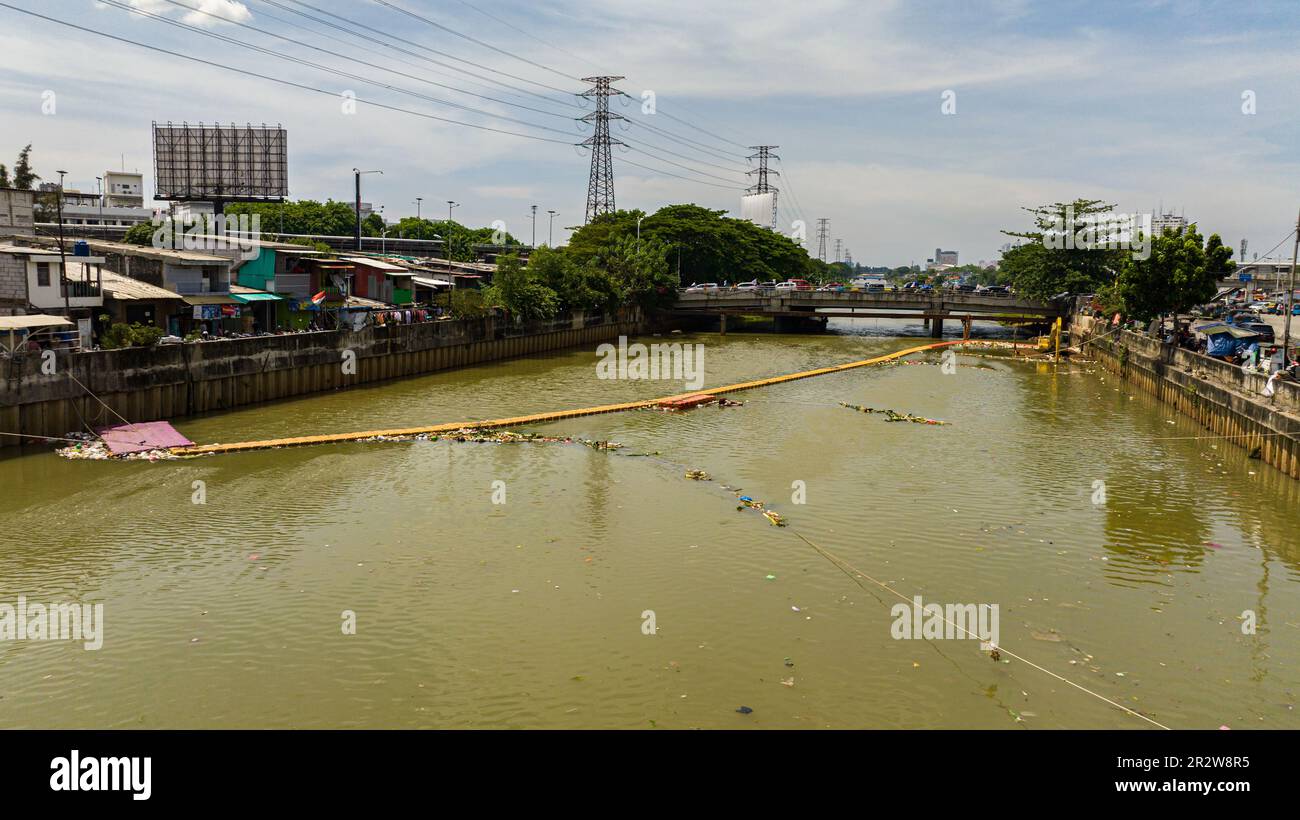 Fiume Ciliwung inquinato con immondizia nelle baraccopoli di Giacarta, Indonesia. Foto Stock